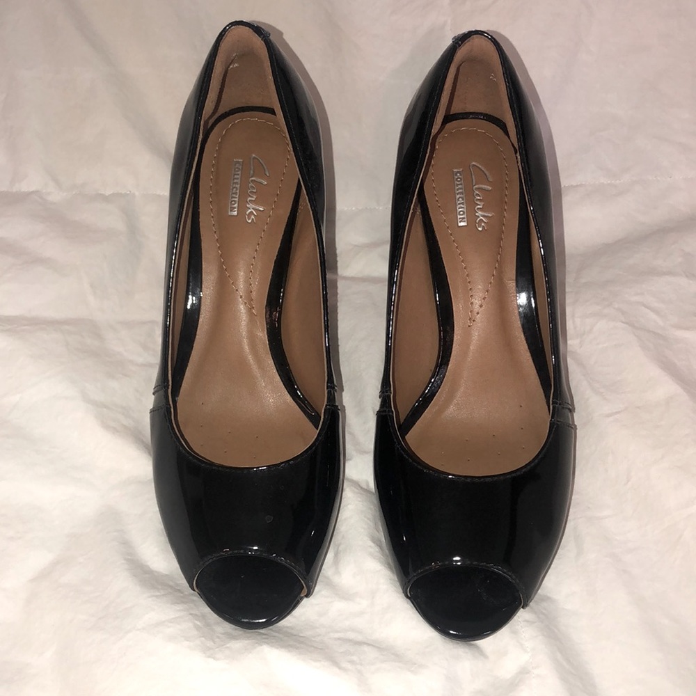 Clarks Black Patent Open Toe Pumps Size 7 M